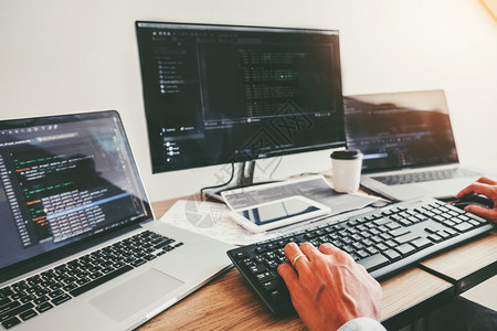 开发程序员网站设计和编码技术在软件公司办室工作商业编码器代图片