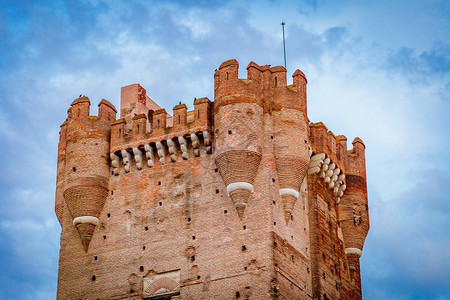 锯齿状建造地标莫塔城堡西班牙巴利亚多德卡斯蒂亚莱昂麦地那德尔坎波著名的古城堡图片