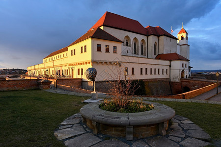 建造捷克城市布尔诺捷克欧洲斯皮伯克美丽的古老城堡和垒构成布尔诺市的主导地位景观图片