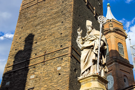 云建造博洛尼亚意大利圣彼得罗尼乌斯主教雕像天空图片