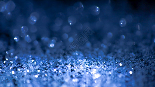 抽象的蓝银和黑光闪亮年灯在节日和庆祝活动上不突出重点钻石金属的图片