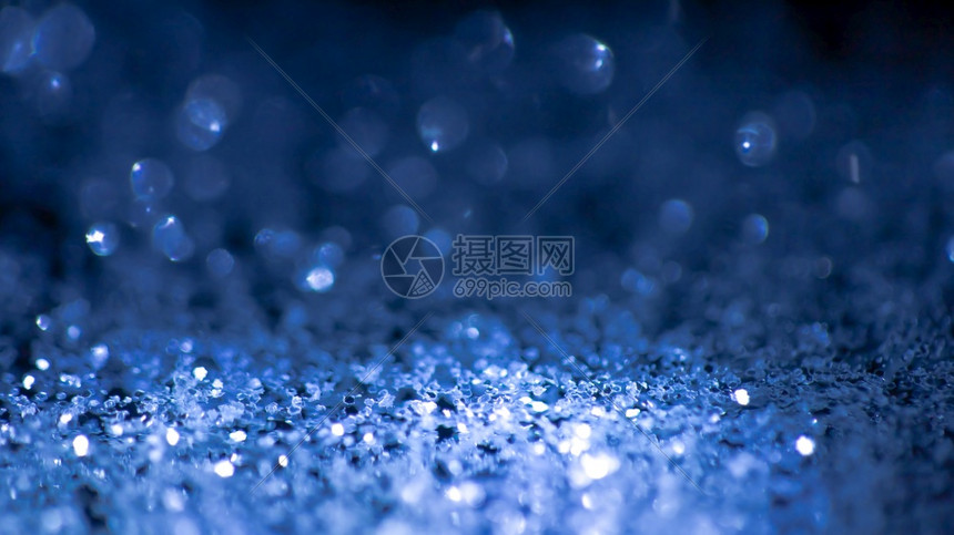 抽象的蓝银和黑光闪亮年灯在节日和庆祝活动上不突出重点钻石金属的图片