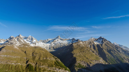 白色的游客最佳在瑞士Mathorhon带蓝天空的山地景观图片
