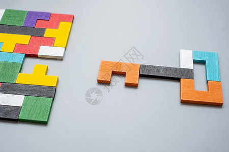 几何色彩多的木偶拼图关键和孔形状包括逻辑思维商业难题决定解方案理使命成功目标和战略概念等情商游戏合理的图片