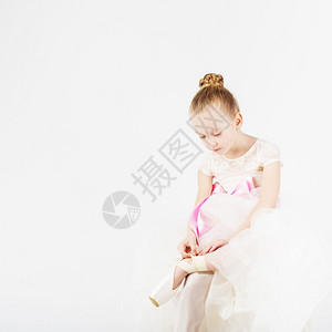 美丽的芭蕾舞者孤立在白色背景上穿小芭蕾舞女服或者脱下她的指尖裙子女传统的图片