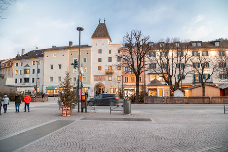 景观一种2019年月3日主要城市广场游客在冬季日落城市是著名的意大利山峰终点旅游图片