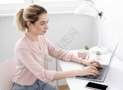 沟通互联网在家工作的妇女办公室工作场所图片