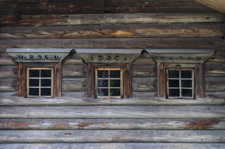 俄罗斯阿尔汉格克附近的MalyeKorely旧木屋的三个小窗户露天木制建筑和民间艺术博物馆传统的平台带村庄图片