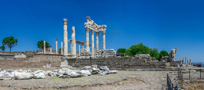 世界破碎的火鸡古希腊城市Pergamon的迪奥尼索斯寺废墟土耳其佩加蒙古代城市Pergamon的一个阳光明媚夏日迪奥尼索斯寺上大图片
