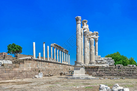 古希腊城市Pergamon的迪奥尼索斯寺废墟土耳其佩加蒙古代城市Pergamon的一个阳光明媚夏日迪奥尼索斯寺上大面积的全景经典图片