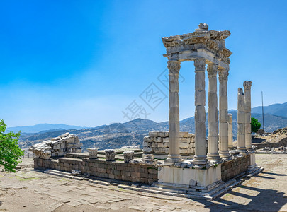 希腊语目的地古董希腊城市Pergamon的迪奥尼索斯寺废墟土耳其佩加蒙古代城市Pergamon的一个阳光明媚夏日迪奥尼索斯寺上大图片