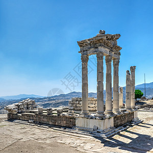 古希腊城市Pergamon的迪奥尼索斯寺废墟土耳其佩加蒙古代城市Pergamon的一个阳光明媚夏日迪奥尼索斯寺上大面积的全景贝尔图片