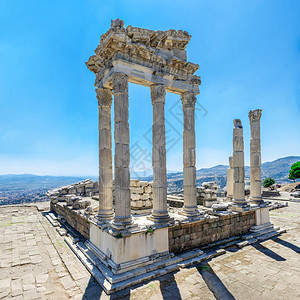 寺庙古希腊城市Pergamon的迪奥尼索斯寺废墟土耳其佩加蒙古代城市Pergamon的一个阳光明媚夏日迪奥尼索斯寺上大面积的全景图片