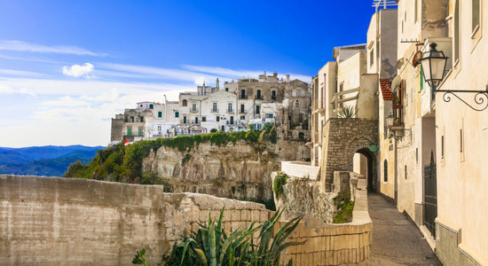 街道意大利暑假和Puglia最好的地方美丽的Vieste镇意大利地中海白色的图片