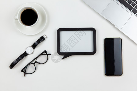 偏僻的现代工作空间最高视野顶台咖啡手表黑色框架智能手机白色背景的眼镜复印空间平面自由职业者在家工作桌面呆在家里的概念台面相互作用图片