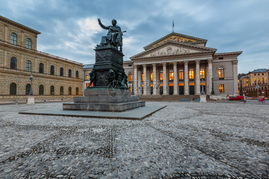 慕尼黑剧院位于德国巴伐利亚慕尼黑马克思约瑟夫普拉茨广场历史天际线雕像图片