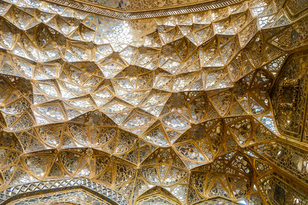 奢华优质的艺术在伊朗斯法罕ChehelSotounPalaceIsfahan入口处用镜像工作进行装饰黄金面膜库保险的高度纹理图片