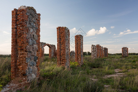 草巨石阵斯米尔泰内市拉脱维亚奥尔德砖石柱和公园旅行照片13092旧建筑图片