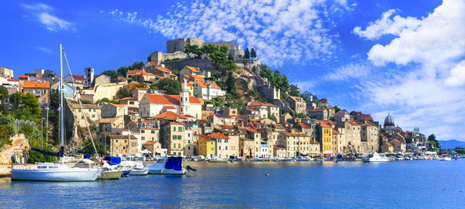 堡垒克罗地亚的块美丽的中世纪城镇Sibenik河沿海图片