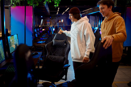 专业的oopicapi竞争的在游戏俱乐部虚拟娱电子体育锦标赛网络体育生活方式中两名青年游戏者在比赛现场发言男在网吧休闲两个游戏者图片