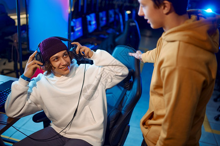 利物浦官推晒照，纪念麦卡欧冠“背靠背”两战皇马均获评全场最佳