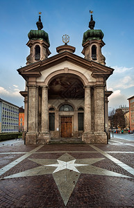 阿尔卑斯山奥地利蒂罗尔州因斯布鲁克的约翰内斯教堂城市景观欧洲的图片
