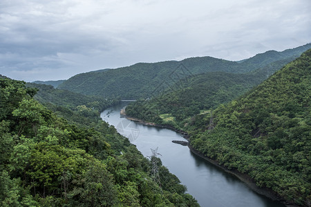 力量电缆泰国北部山谷大坝水力发电厂沿河输线的路泰国北部谷地大型水坝电站发塔架图片