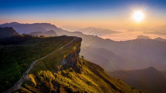 远处的山晴天空中观视PhuChifa和清晨雾泰国莱日出芝最佳背景
