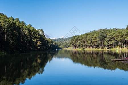 天空公园山谷中小型蓄水层的反映为旅行清湖并有晰的泊旅游风景图片