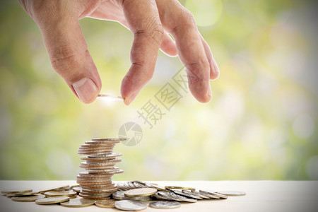 薪水人手在一堆硬币上投用于商业和金融增长的理念图表金子图片