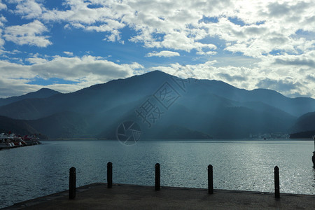 旅游蓝色的屋太阳月球湖景象客轮在众多码头等待着图片