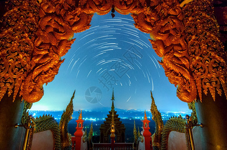 晚上在泰国南邦府湄寺的那加纳迦雕像晚上在天空放着星尾崇拜省帕图片