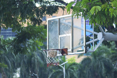 运动轮缘篮球在框上投天图片