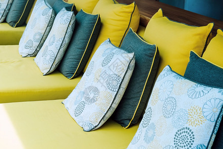 在热带度假村紧贴黄织物沙发和坐垫人们公园枕头图片