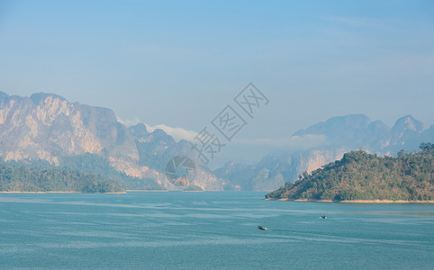 湖泰国苏拉特萨尼省KhaoSok公园美丽的石灰岩山脉和自然景点地貌美的石灰岩山脉和自然景点旅行观图片