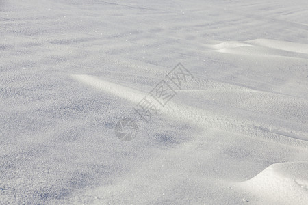 照片上拍摄着深浅的白雪冬季天雪地漂流的野外运动有质感的雾凇亮度图片