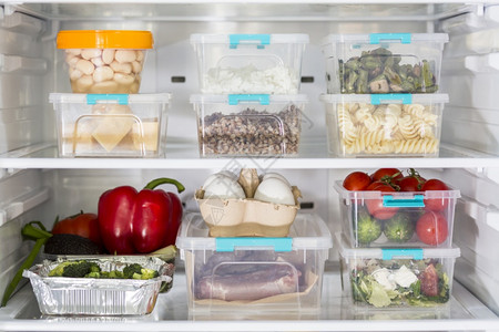 冻结现代的虾使用塑料食品容器的冰箱开口用塑料食品容器的罐装蔬菜和高品质的美丽照片打开冰箱口用塑料食品容器的蔬菜高质量和分辨率的漂图片