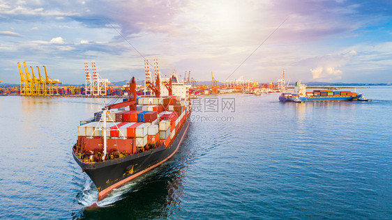 新的用于商业货运进出口的集装箱船运载航视船抵达商业港口卡车新加坡图片