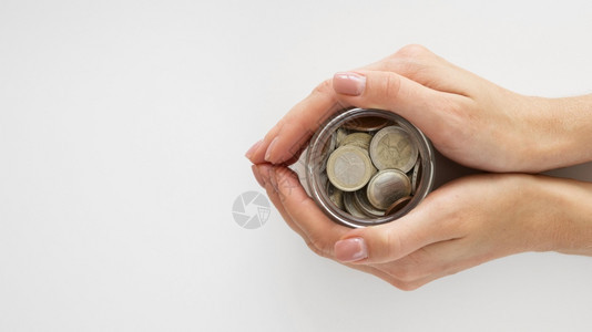 手放金融的拿着硬币罐子人分辨率和高质量的美丽照片拿着硬币的罐子人高质量和分辨率的美丽照片概念图片