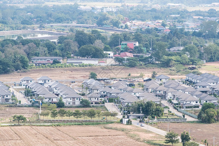 城市的位于泰国北部城市郊区附近的村内现代房屋的空中观视图THATE镇河图片
