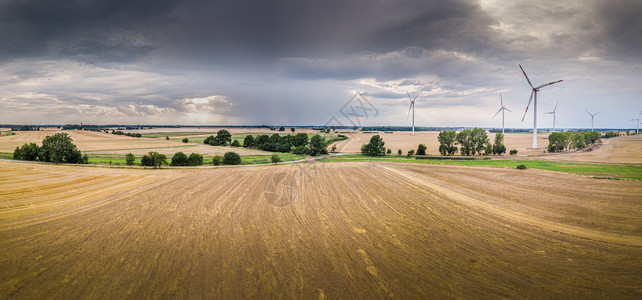 空中拍摄风力涡轮机雷暴时风景观的照片地平线活力欧洲图片
