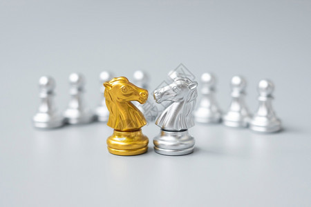 经理与当兵战略冲突管理商业规划战术政治沟通和领袖概念相对的金银象棋骑士人物数字想象女王图片