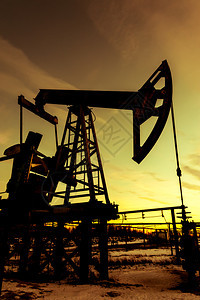 商业活力利润油田上的泵千斤顶日落天空背景提取石油概念调子泵千斤顶图片