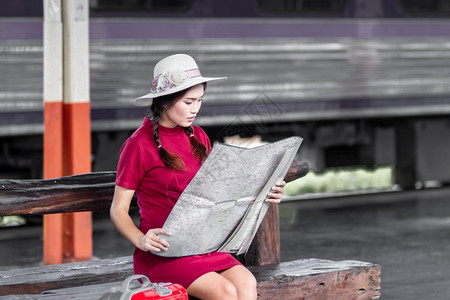 父母轨平台身着红衣携带行李的亚洲孕妇看火车站旅行夏假泰国带背包旅行者概念Thai图片