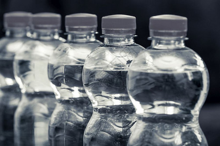 蓝色的店铺帽一排水瓶冒泡温泉红回收环境概念一排水瓶黑白回收环境概念图片