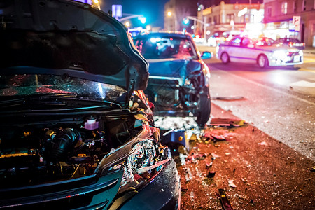 与警察在夜间发光背景生车祸与警察发生车祸与警察发生车祸碰撞户外危险图片