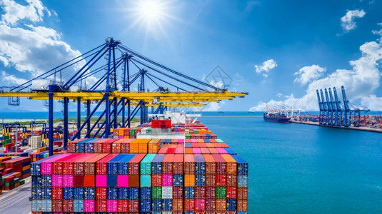 转运工业的上海集装箱船在深港口卸货全球商业物流进出口货运在公海集装箱船全球范围内运输集装箱船载货物图片