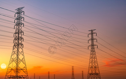 车站剪影高压电塔和线与紫色红日落天空时的电线杆力和能源概念带电缆的高压网塔钢两极黄昏图片