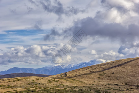 天空爬坡道风景美丽的山丘和雪风景白天图片