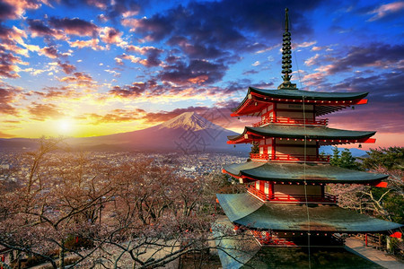 亚洲日本落时朱瑞托塔和藤山富士火图片
